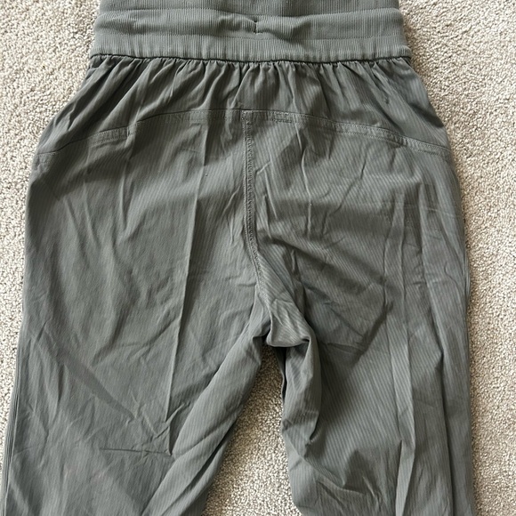 LuluLemon joggers! Like new. - Picture 3 of 4